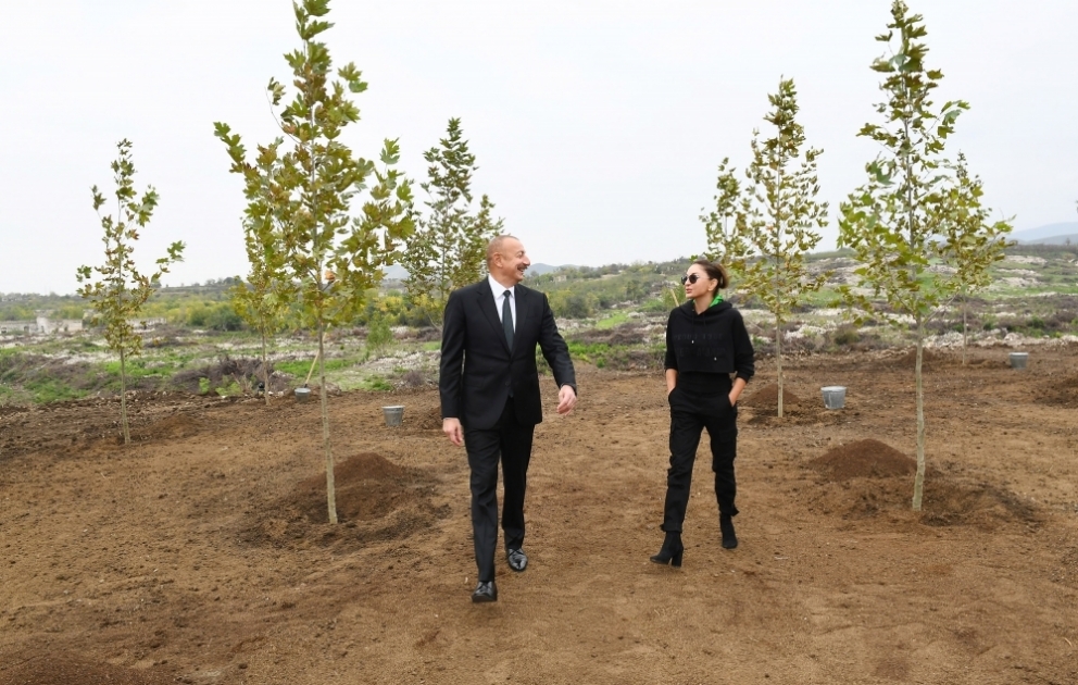 Prezident İlham Əliyev və birinci xanım Mehriban Əliyeva Füzulidə yaradılacaq Mərkəzi Şəhər Parkında ağac əkiblər