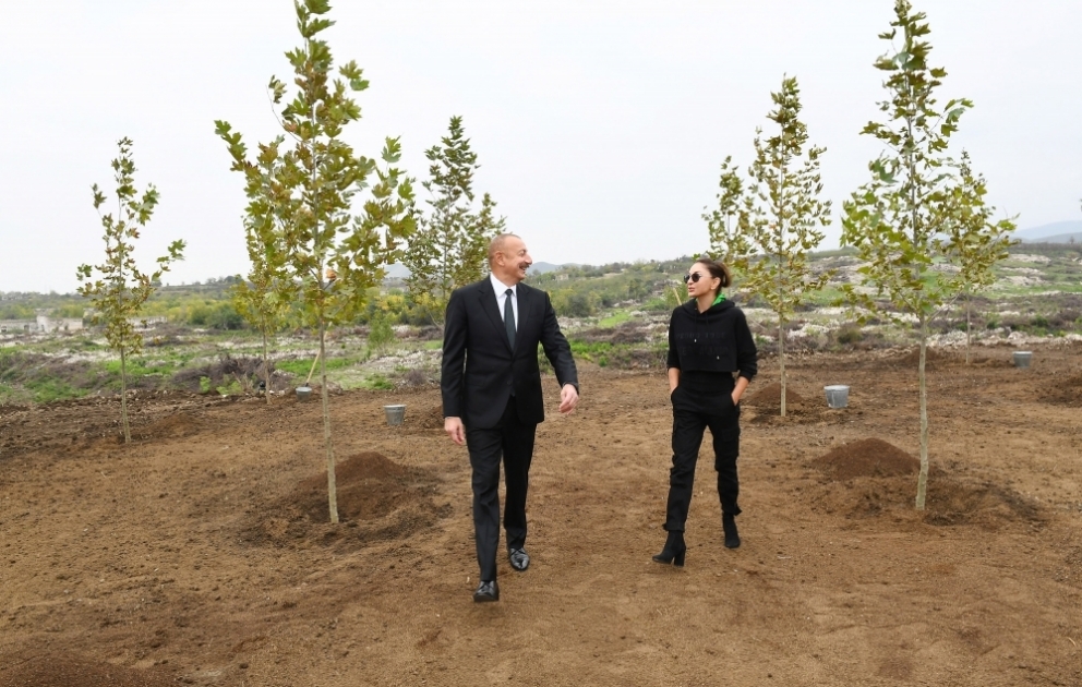 Füsuli: Präsident Ilham Aliyev und First Lady Mehriban Aliyeva pflanzen Bäume im neuen Stadtpark
