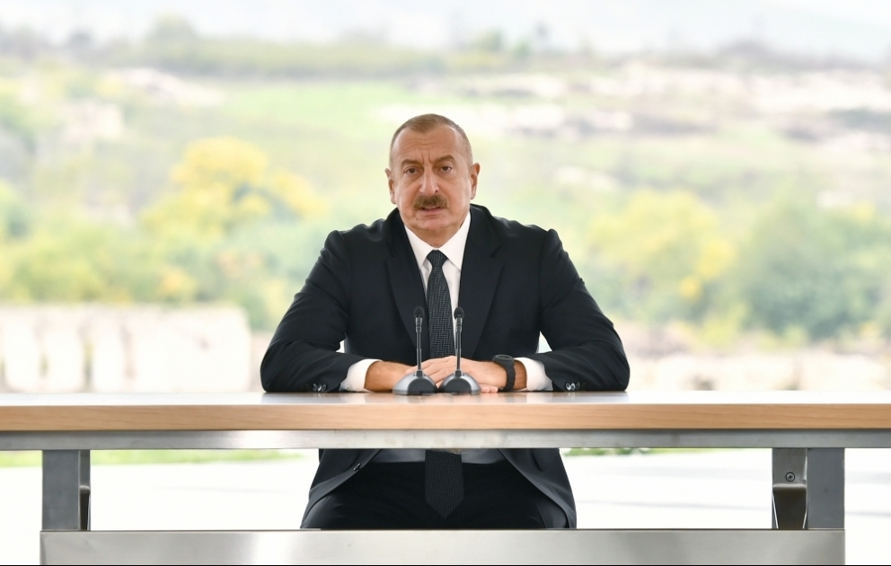 Präsident Ilham Aliyev und First Lady Mehriban Aliyeva treffen sich mit Vertretern der Öffentlichkeit des Rayons Füsuli