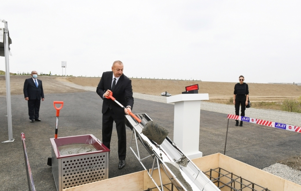 Le président Ilham Aliyev et la première dame Mehriban Aliyeva se sont déplacés dans la région de Fuzouli 
Pose de la première pierre de la route Fuzouli-Aghdam