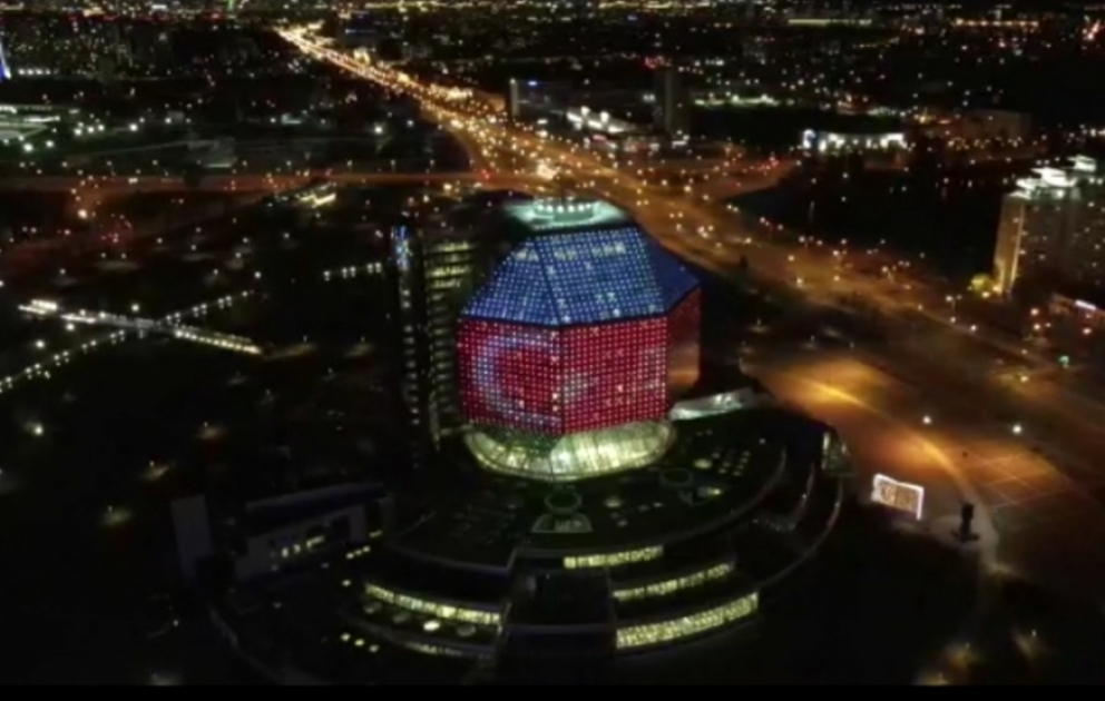 Gebäude der Nationalbibliothek in Minsk für Aserbaidschan in Lichtstrahlen Blau, Rot, Grün beleuchtet