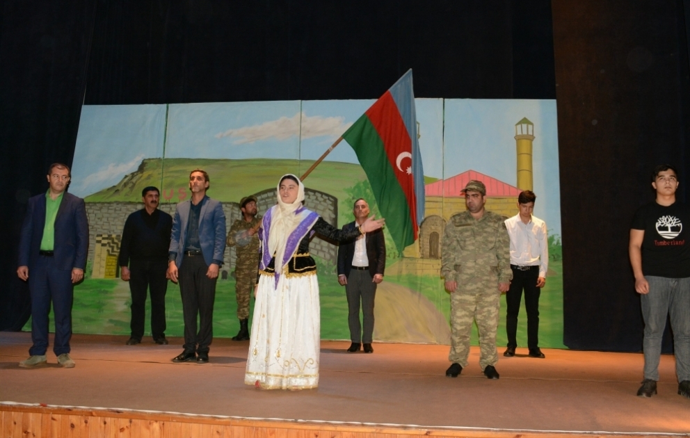 Şabran Xalq Teatrı “Xarıbülbül” tamaşasını təqdim edib