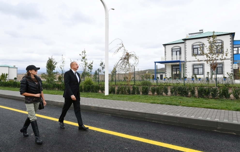 Präsident Ilham Aliyev und First Lady Mehriban Aliyeva zu Besuch in Sängilan Region