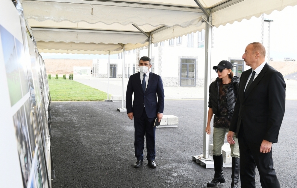 Präsident Ilham Aliyev und First Lady Mehriban Aliyeva inspizieren Arbeiten, die im Rahmen des Projekts “Smart Village“ im Dorf Aghali in Zangilan Region umgesetzt werden