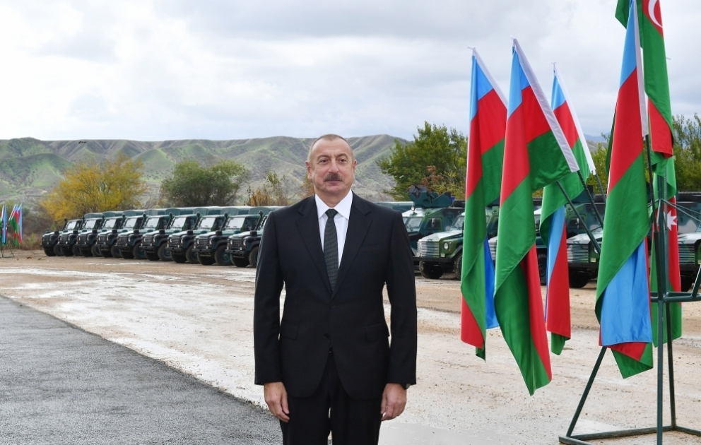 Präsident Ilham Aliyev und First Lady Mehriban Aliyeva machen sich in Zangilan Region mit Truppenteil des Grenzdienstes vertraut