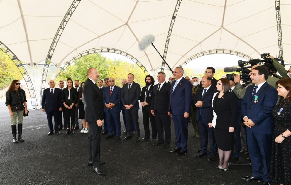 Президент Ильхам Алиев и первая леди Мехрибан Алиева встретились с представителями общественности Зангилана