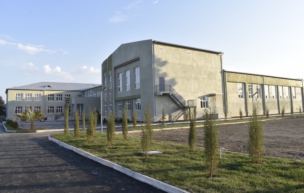 Ağcabədi rayonunun Sarıcalı kəndində inşa edilən məktəb binasında son tamamlama işləri görülür