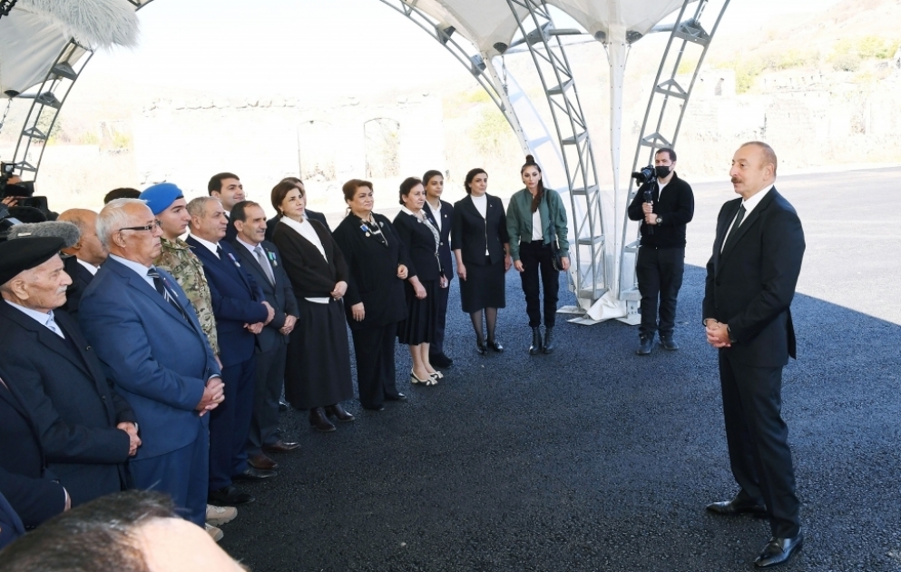 Президент Ильхам Алиев и первая леди Мехрибан Алиева встретились с представителями общественности Губадлинского района