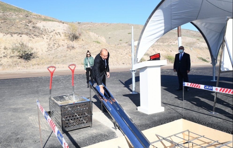 Le président Ilham Aliyev et la première dame Mehriban Aliyeva se sont déplacés dans la région de Goubadly
La première pierre de la route Khanlyg-Goubadly a été posée
