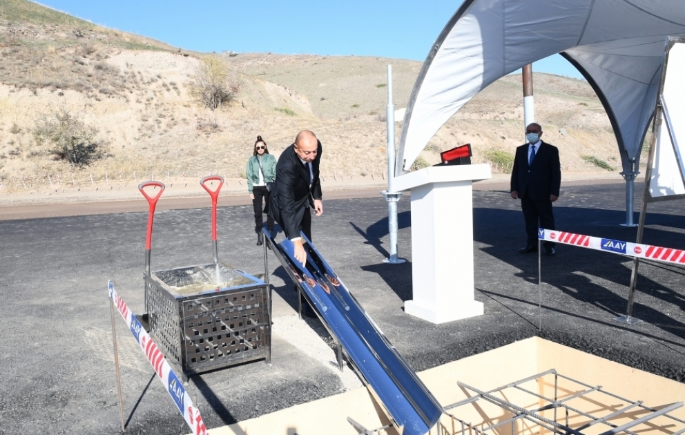 Präsident Ilham Aliyev und First Lady Mehriban Aliyeva zu Besuch in Gubadli Region 
Grundstein für Automobilstraße Khanlig-Gubadli gelegt