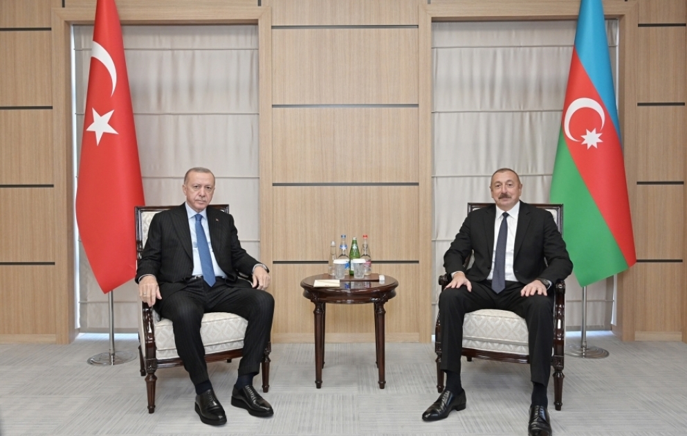 Präsident Ilham Aliyev und Präsident Recep Tayyip Erdogan treffen sich unter vier Augen