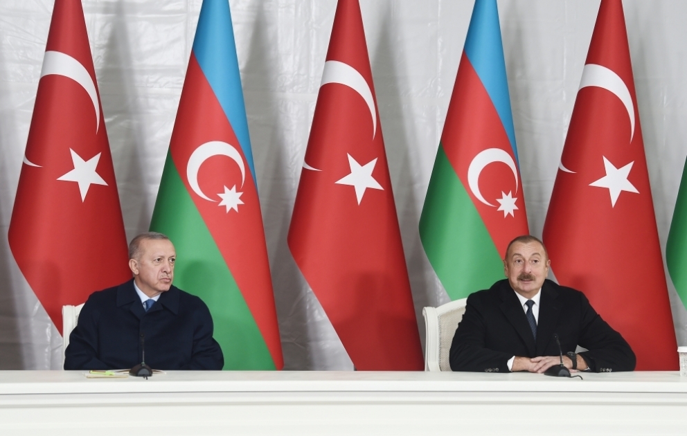 Präsident Ilham Aliyev und Präsident Recep Tayyip Erdogan treten mit Erklärungen für Presse auf