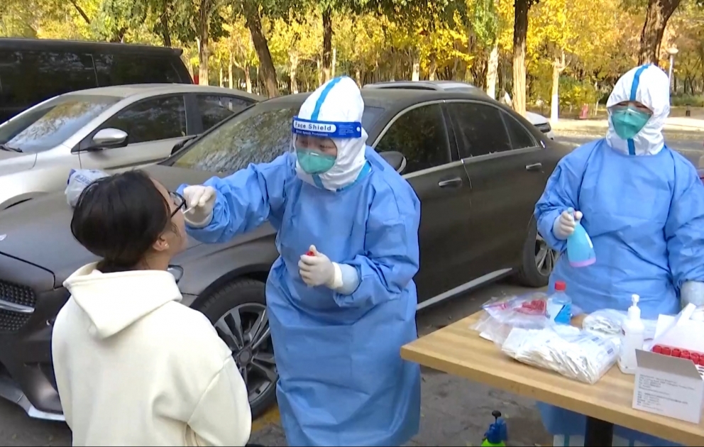 Çinin Ecina qəsəbəsində sakinlərin kütləvi şəkildə koronavirus testindən keçirilməsinə başlanılıb