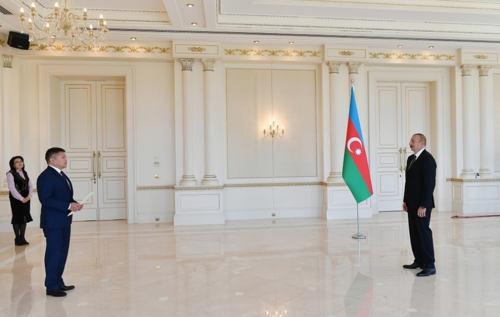 Prezident İlham Əliyev Qırğız Respublikasının Azərbaycanda yeni təyin olunmuş səfirinin etimadnaməsini qəbul edib