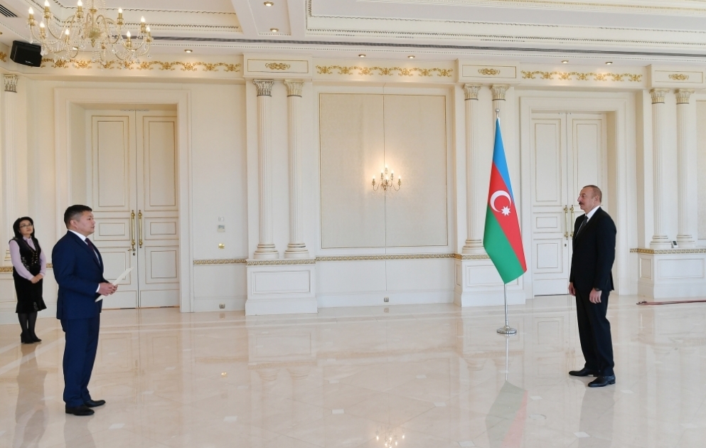 Президент Ильхам Алиев принял верительные грамоты новоназначенного посла Кыргызской Республики в Азербайджане