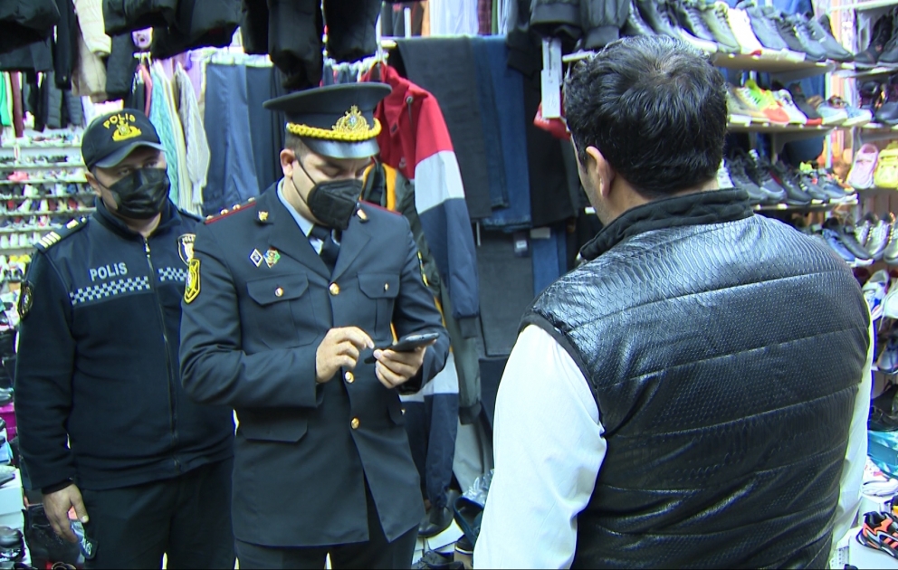 Polis əməkdaşları tərəfindən qapalı məkanlarda və ictimai nəqliyyatda reydlər keçirilib