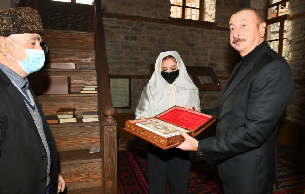 Prezident İlham Əliyev və birinci xanım Mehriban Əliyeva Lahıcdakı Bədöyün məscidində aparılan bərpa-təmir işləri ilə tanış olublar