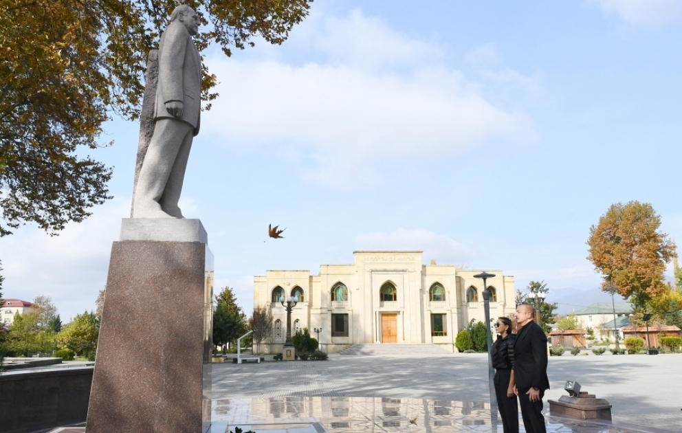 Präsident Ilham Aliyev und First Lady Mehriban Aliyeva zu Besuch in Schamachi Region