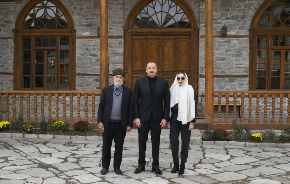 Präsident Ilham Aliyev und First Lady Mehriban Aliyeva lernen Restaurierungsarbeiten an Bädöyün-Moschee in Lahidsch