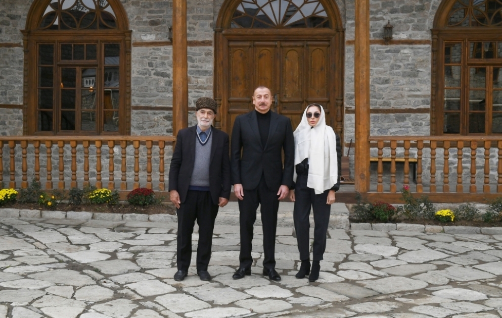 Le président Ilham Aliyev et son épouse Mehriban Aliyeva prennent connaissance des travaux de restauration de la mosquée de Bédöyun à Lahydj