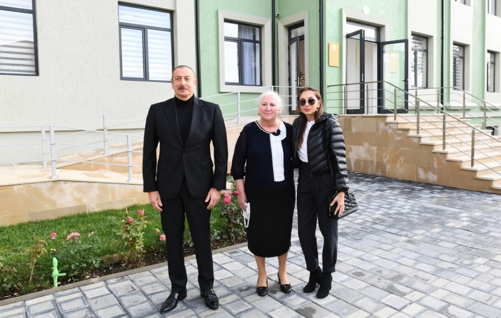Le président Ilham Aliyev et son épouse Mehriban Aliyeva participent à l’inauguration de l’école maternelle №7 de Chamakhy