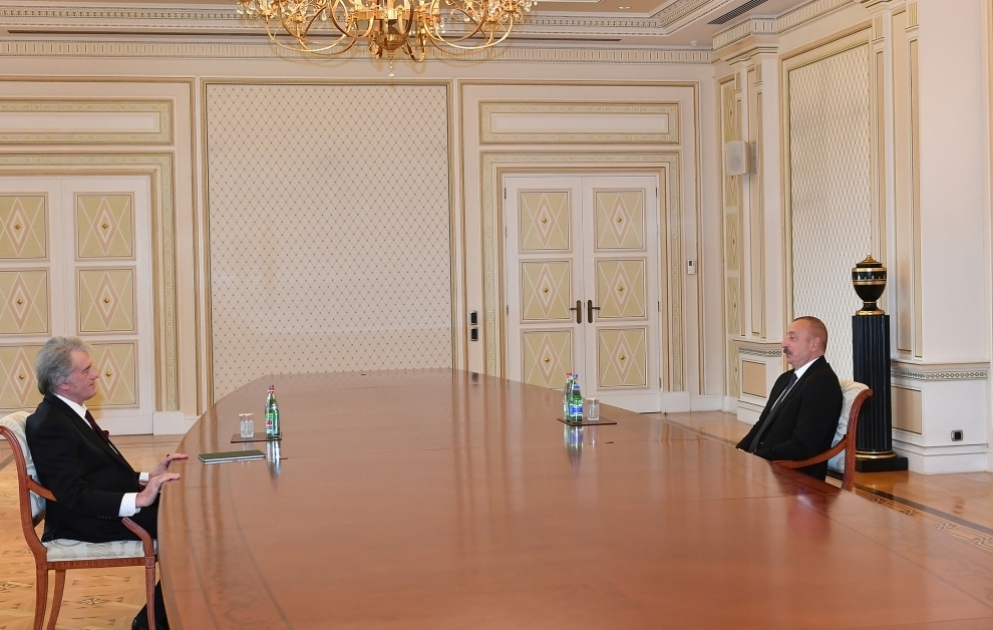 Le président Ilham Aliyev reçoit l’ancien président ukrainien Viktor Youchtchenko
