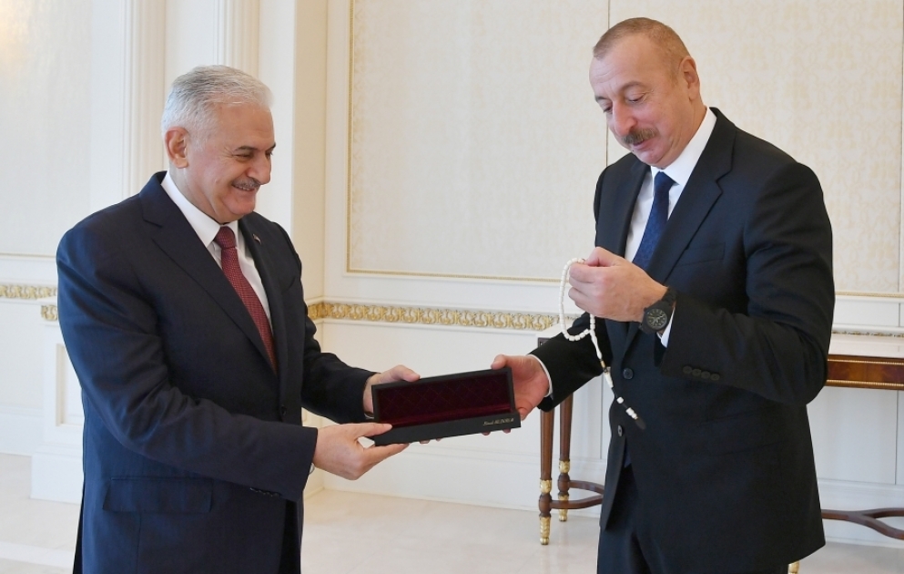 Präsident Ilham Aliyev empfängt ehemaligen türkischen Ministerpräsidenten