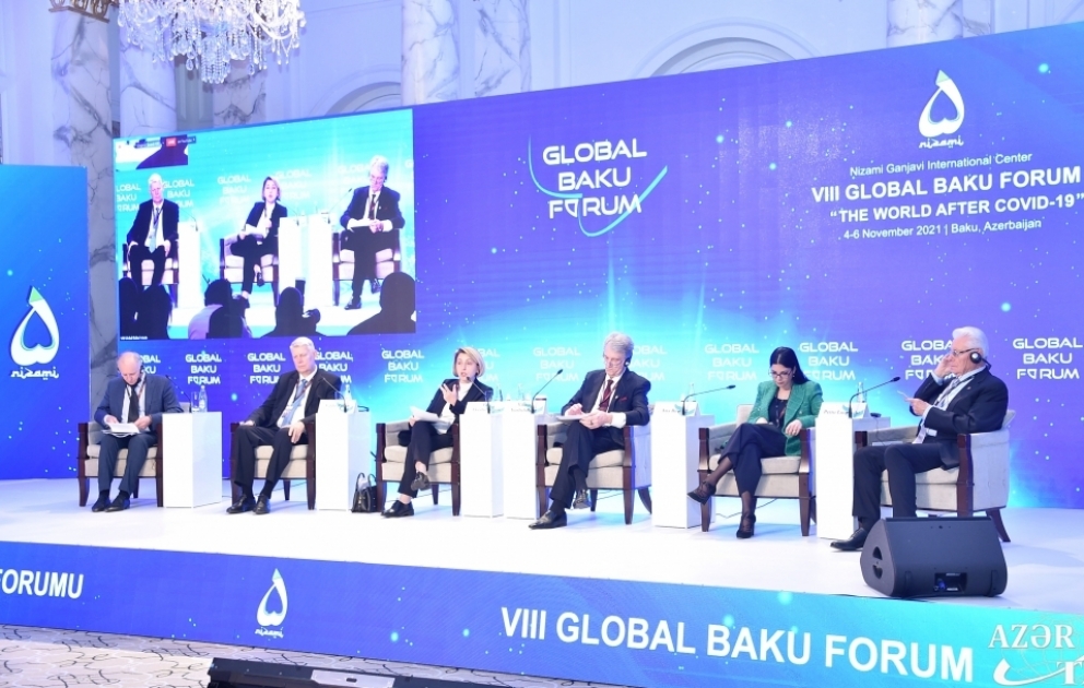 VIII Bakı Qlobal Forumu çərçivəsində "Şərq Tərəfdaşlığı proqramı: potensialı nədir?" mövzusunda müzakirələr aparılıb