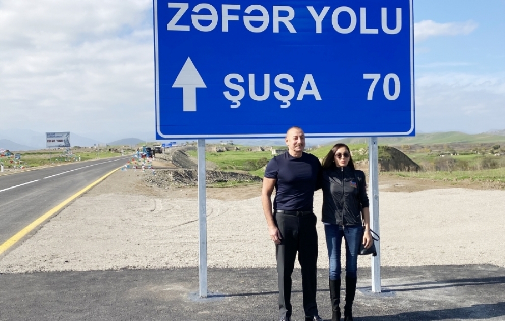Le président Ilham Aliyev et son épouse Mehriban Aliyeva participent à l’ouverture de la Route du Triomphe