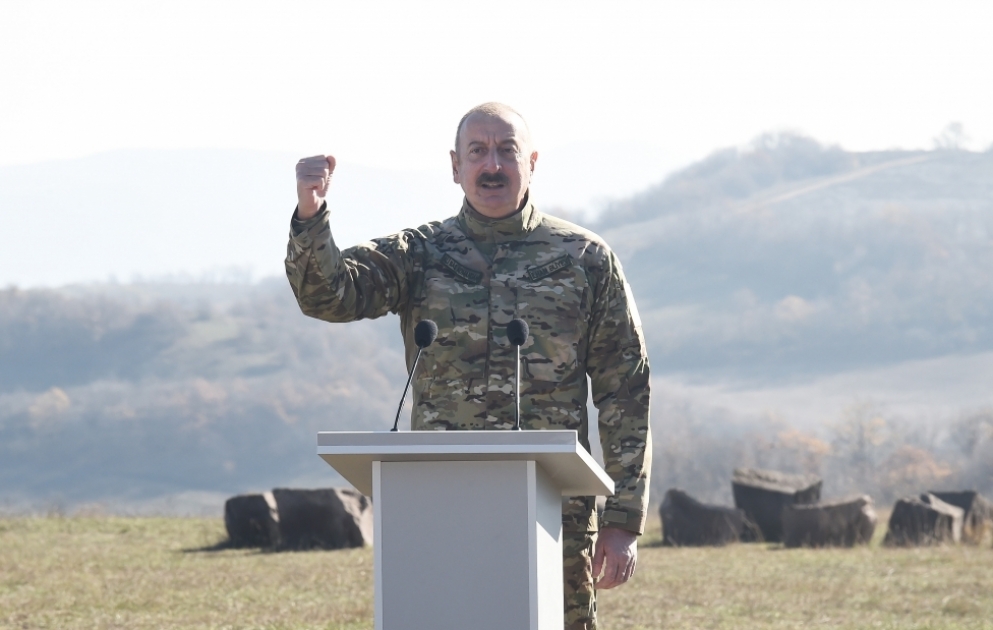 Präsident von Aserbaidschan, Oberbefehlshaber der Streitkräfte Ilham Aliyev spricht vor Soldaten in Schuscha