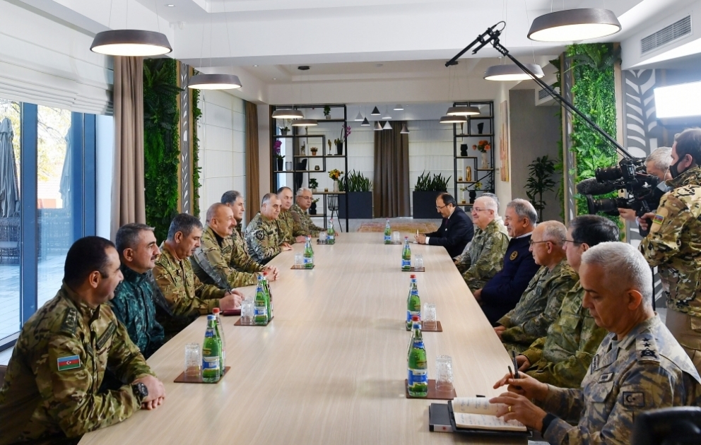 Президент Ильхам Алиев принял делегацию во главе с министром национальной обороны Турции Хулуси Акаром
