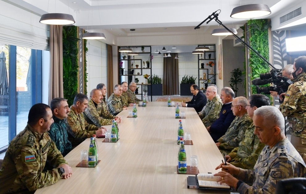 Präsident Ilham Aliyev empfängt türkische Delegation um nationalen Verteidigungsminister