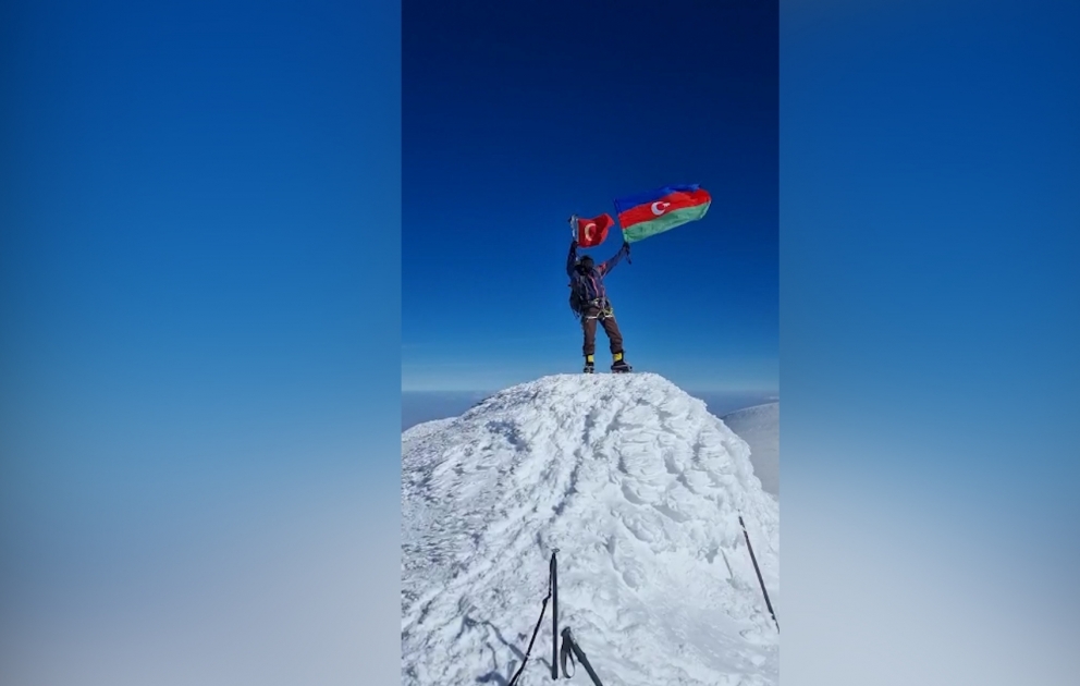 Zəfər Günü münasibəti ilə azərbaycanlı alpinistlər Ağrı dağına qalxıb