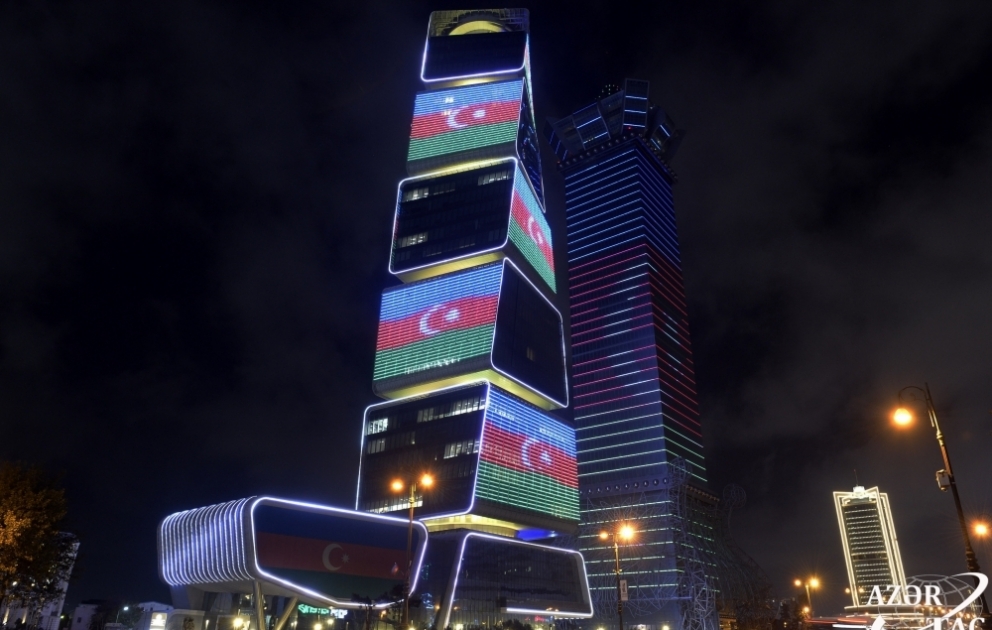 Tag des Sieges: Mehrere Gebäude in Baku in den Farben der aserbaidschanischen Flagge beleuchtet