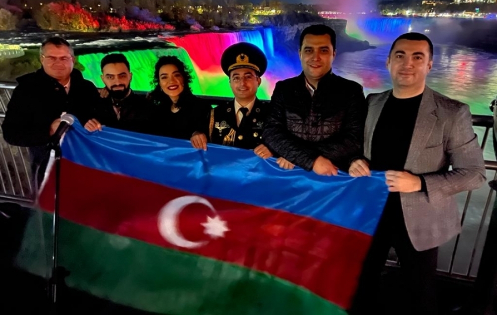 Niaqara şəlaləsi Azərbaycan bayrağının rənglərinə boyanıb