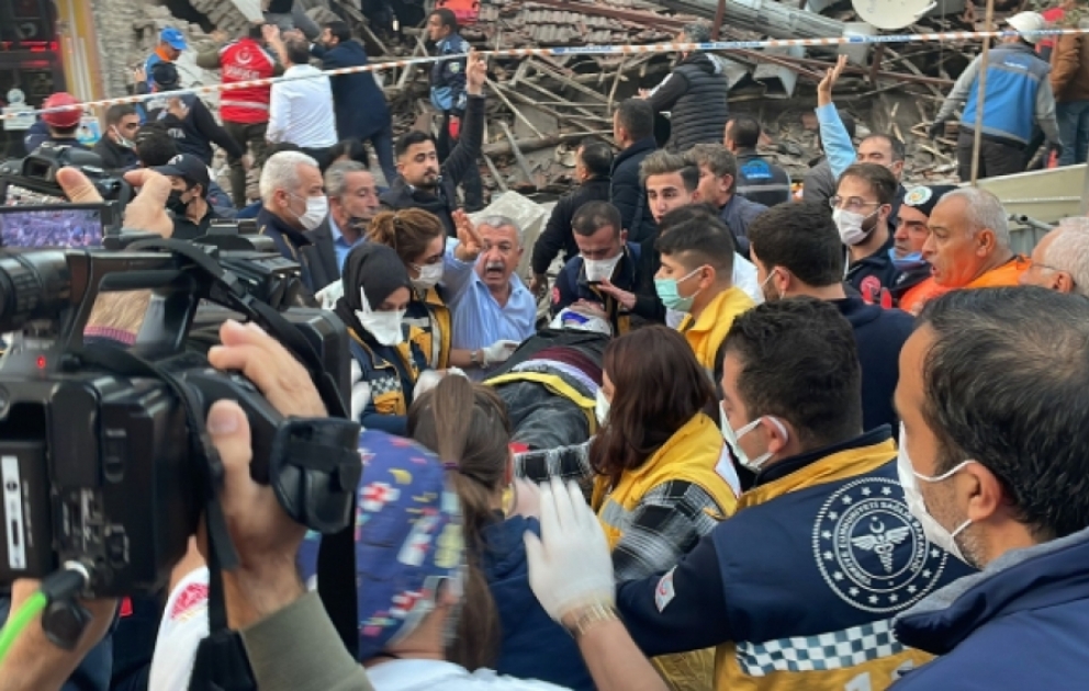 Türkiyədə bina çöküb, dağıntılar altında qalanlar var