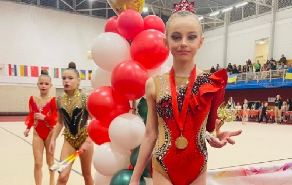 On bir yaşlı gimnast Budapeştdə qazandığı qələbəsini Zəfər Günümüzə həsr edib