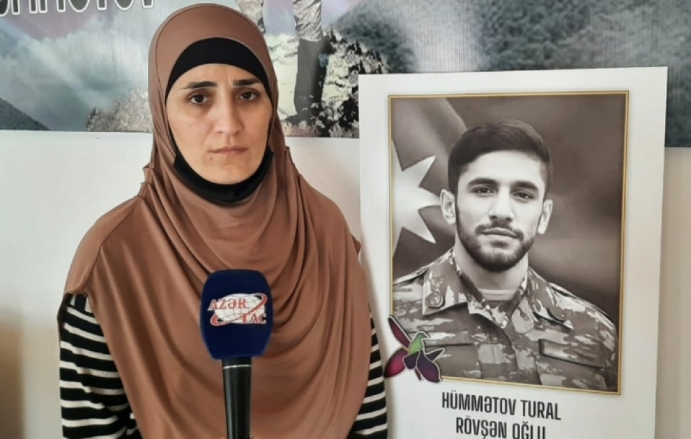 Şəhid bacısı: Bacılar, başınızı dik tutun, bizim qardaşlarımız ölməyib