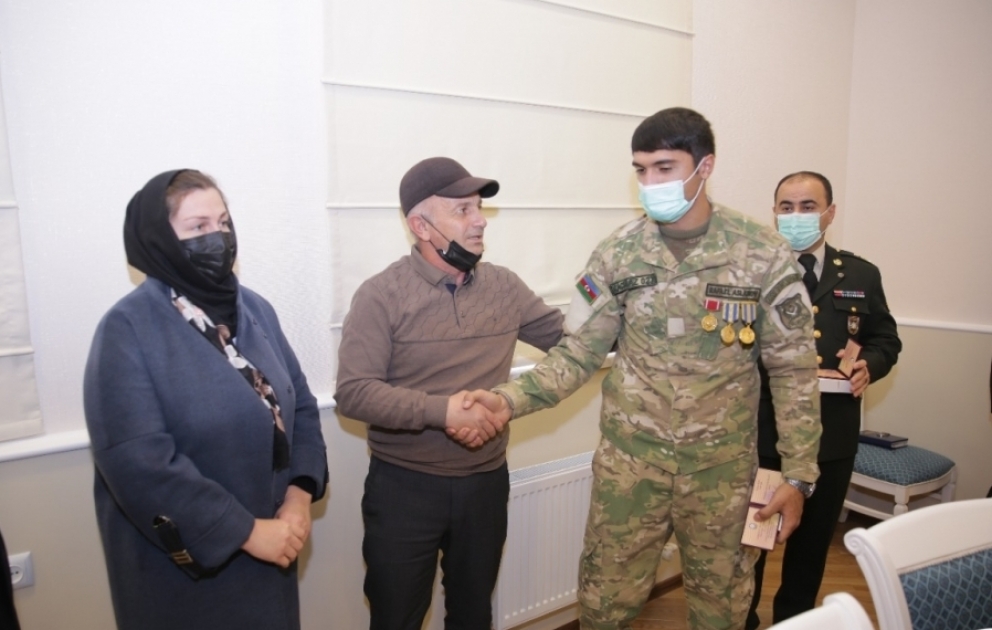 Xaçmazda Vətən müharibəsi iştirakçılarına medalları şəhid anaları təqdim edib