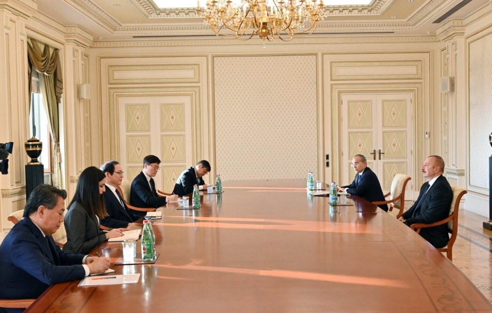 Präsident Ilham Aliyev empfängt Vorsitzenden des Präsidialausschusses für wirtschaftliche Zusammenarbeit im Norden der Republik Korea