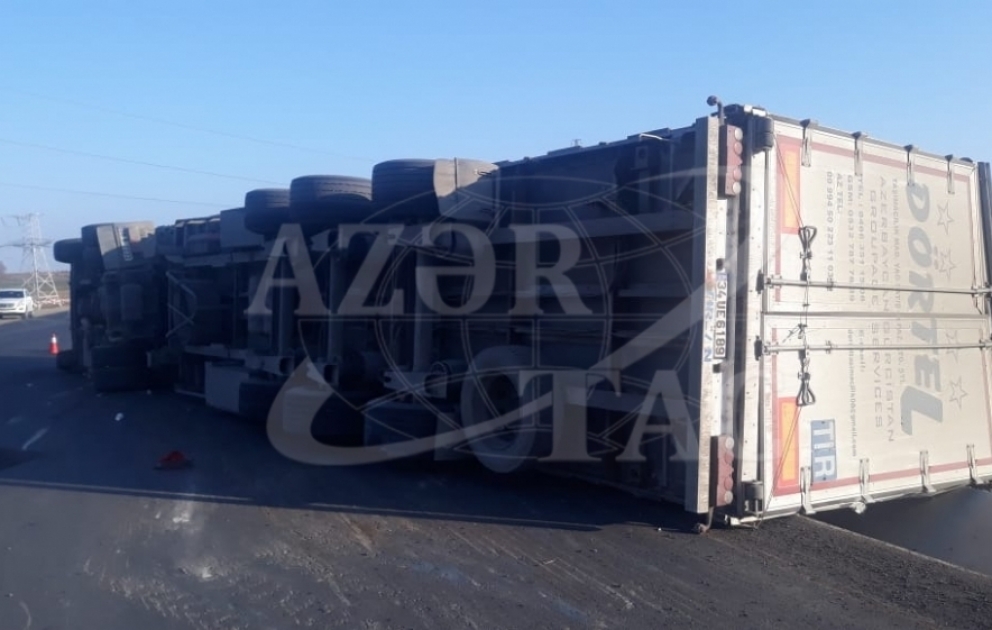 Tovuzda yük maşını aşıb, sürücü xəsarət alıb