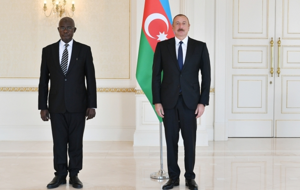 Prezident İlham Əliyev Uqandanın ölkəmizdə yeni təyin olunmuş səfirinin etimadnaməsini qəbul edib