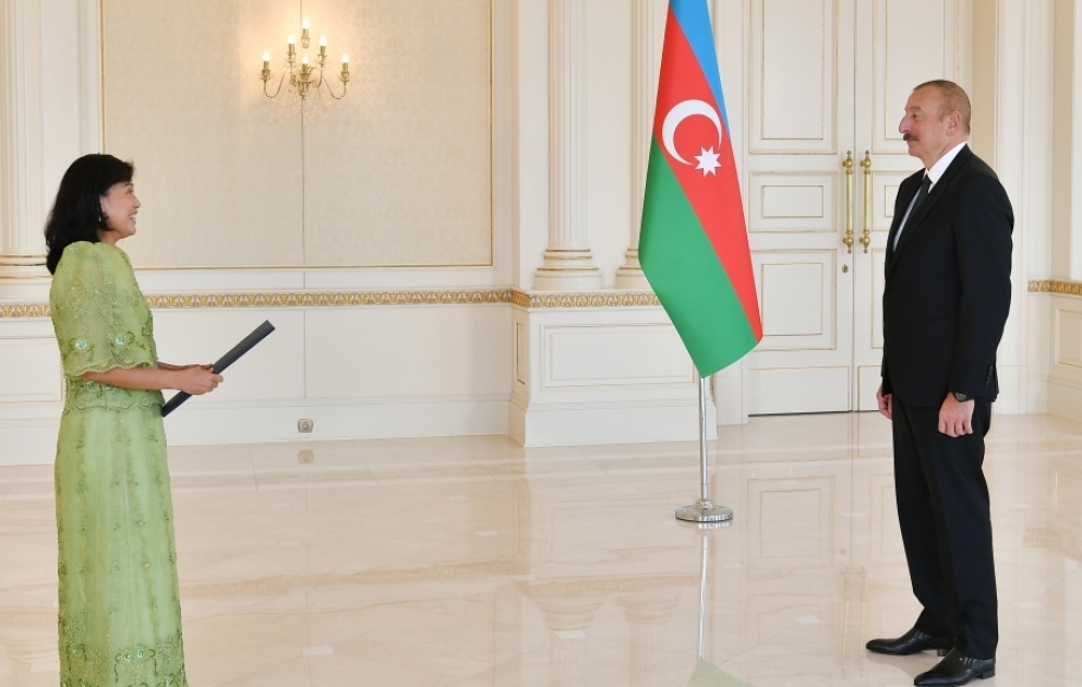 Le président Ilham Aliyev reçoit les lettres de créance de la nouvelle ambassadrice des Philippines