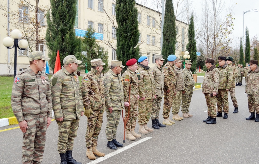 Müdafiə naziri yeni yaradılan komando hərbi hissəsində olub