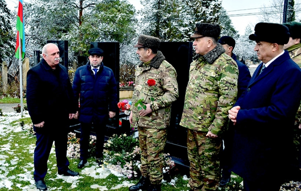 Müdafiə naziri Qusar rayonunda şəhid ailələri ilə görüşüb