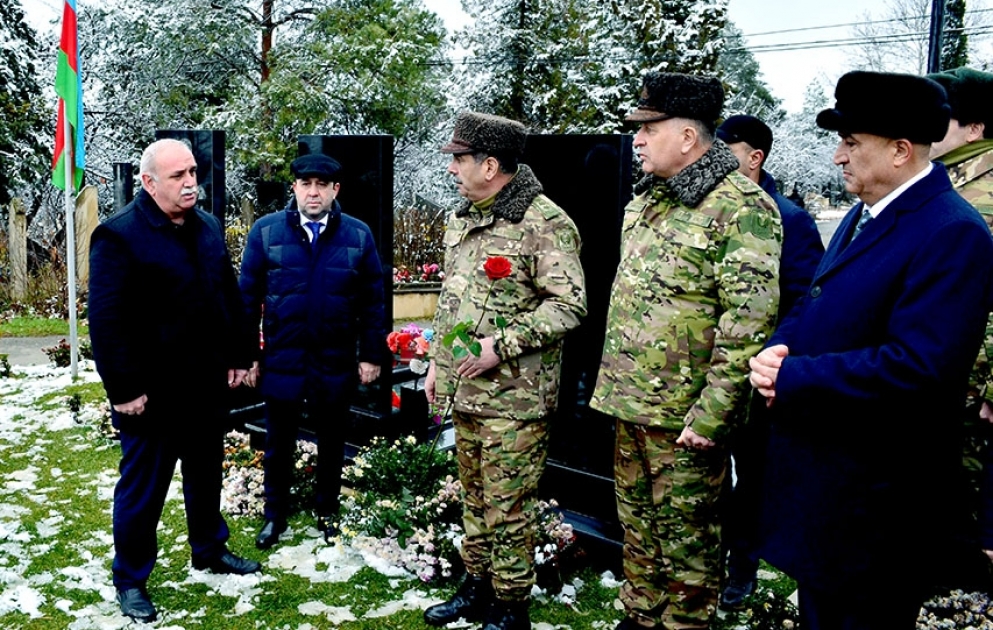 Министр обороны встретился с семьями шехидов в Гусарском районе