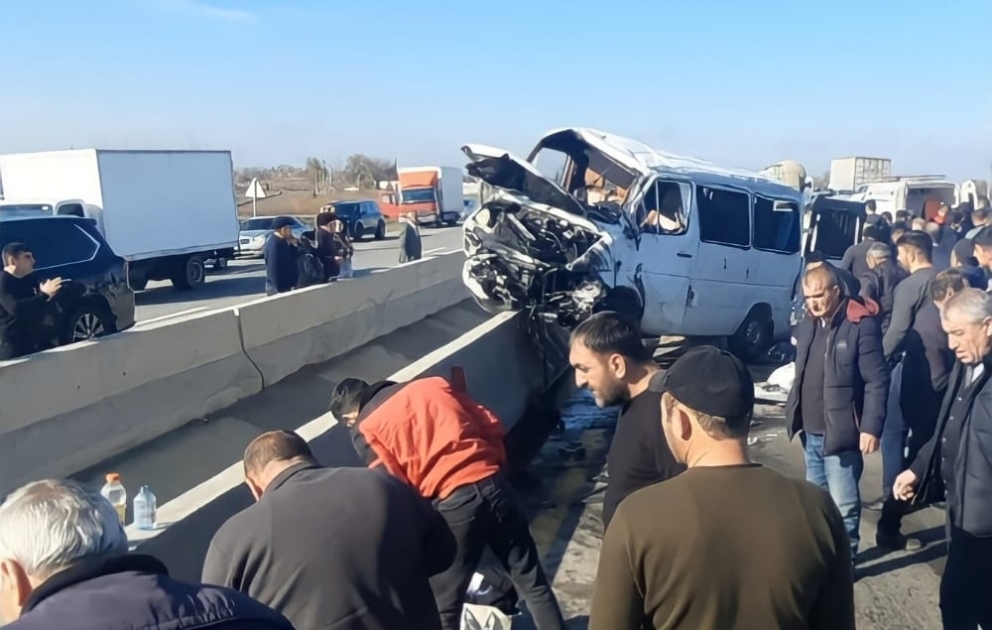Kürdəmirdə mikroavtobus aşıb, 10 nəfər yaralanıb