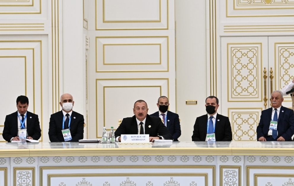 Aşqabadda İqtisadi Əməkdaşlıq Təşkilatının XV Zirvə Toplantısı öz işinə başlayıb 
Azərbaycan Prezidenti İlham Əliyev toplantıda iştirak edir