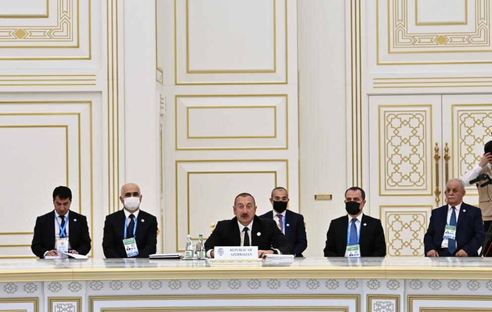 15. Gipfel der Organisation für wirtschaftliche Zusammenarbeit Aschgabat 
Präsident Ilham Aliyev nimmt an Versammlung teil