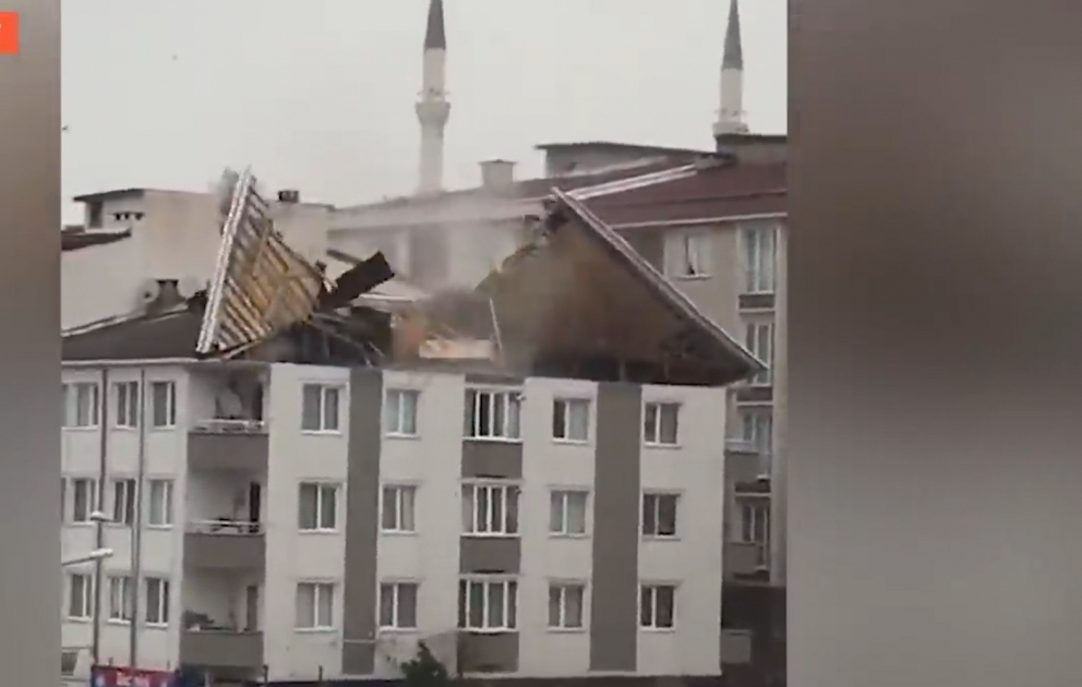 Türkiyədə güclü fırtına xeyli dağıntılara səbəb olub